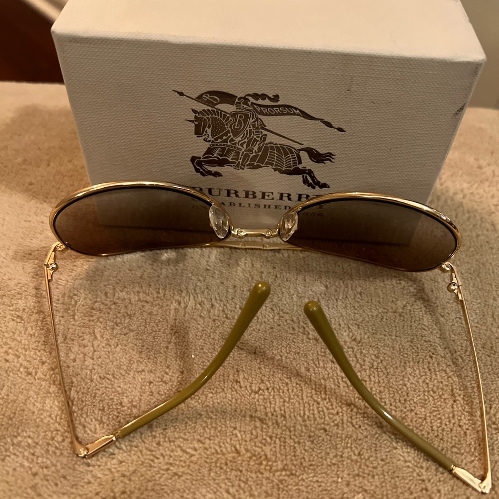 Burberry Sunglasses in Gold with Pattern Lense - Picture 4 of 5